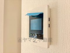 今や必需品となっておりますTVモニター付きインターホンです。録画・再生器のもついており防犯性もばっちりです。キッチン横にありワンタッチで外の方とお話ができますので便利です。