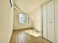 日当たりがよく、居室としてももちろん、収納や書斎、お子様のプレイスペースにも＾＾使い勝手が良さそうです＾＾