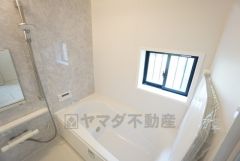 1日の疲れを癒すくつろぎのバスルーム。足を伸ばしてもゆったりと入れるサイズです。お子様と一緒にお風呂に入っても狭くないですね＾＾