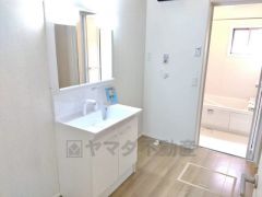 洗面台、洗濯機置き場、バスルームが連なっている、生活導線の考えられた作りになっています。 窓付きなので換気もしっかりできます＾＾