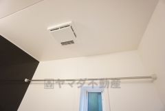 雨の日の洗濯も安心できる浴室暖房乾燥機付き浴室。浴室上部には洗濯物を掛けられる物干し竿が設置されています。