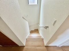 日中でも暗くなりがちな階段には、小窓を配置し採光も考えられたつくり＾＾手摺付きなので安全に上り下りできますね＾＾