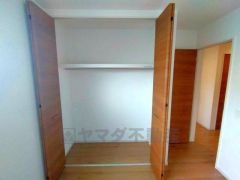 木目調のシンプルデザインで落ち着きと安らぎの空間に仕上げています。各部屋に収納が完備されているので、お荷物が多くなっても安心の設計です。