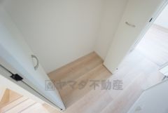2階の廊下にも収納を確保。各居室に入りきれなかった荷物や、2階で使用する日用品のストック置き場に便利です。