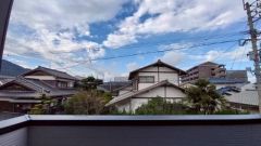 日差しを遮るものがないので陽当たりも良いバルコニーです＾＾