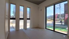 リビングからの続き間として和室をご用意しました。普段はリビングとつなげて開放的なスペースとして、来客時には客間としてお使いいただけます。