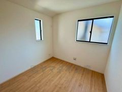 大きめのクローゼットがついた使いやすい洋室です。すっきりと整理整頓できるので気持ちよくすごせます＾＾