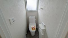 落ち着いた色合いで清潔感のあるトイレ