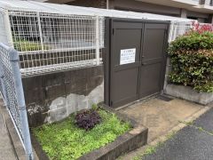共用部。ゴミ置き場は敷地内にあるのでゴミ出しも楽ですね。扉が付いているので、飛んでいったり、動物に荒らされる心配がないですね。