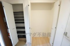 大容量のシューズボックス。高い収納力で玄関まわりをすっきり保てます。急な来客があっても気持ちよく対応できますね。