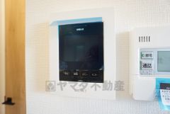 ドアを開けずに来訪者を確認できるモニター付インターフォン。見やすいカラー表示、ハンズフリータイプです。