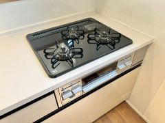 3種類の料理が同時に調理できる、3口ガスコンロ。忙しい夕食の支度時間が短縮できて効率よくお料理が楽しめます。