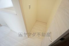 2階の廊下にも収納を確保。各居室に入りきれなかった荷物や、2階で使用する日用品のストック置き場に便利です。