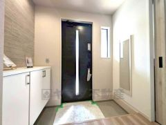 玄関扉から光の差し込む明るい玄関です。 たっぷり収納できるシューズボックス付きなので、家族全員の靴がきれいに整頓できます。