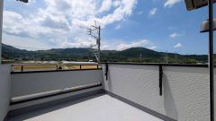 陽当たりの良いバルコニーです。お洗濯やお布団干しはもちろん、日光浴スペースにも。足元は防水工事施工済です。