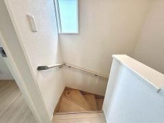 日中でも暗くなりがちな階段には、小窓を配置し採光も考えられたつくり＾＾手摺付きなので安全に上り下りできますね＾＾