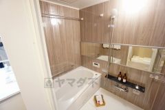バスルームの洗い場の床材は水はけの良い素材を採用。カビが生えにくい設計になっております。