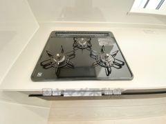 3種類の料理が同時に調理できる、3口ガスコンロ。忙しい夕食の支度時間が短縮できて効率よくお料理が楽しめます。