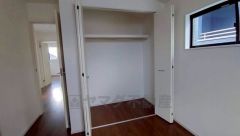 明るい洋室です。ナチュラル色のフローリングで開放的な優しい雰囲気になっています＾＾ベッドや机、ＴＶを置いてもゆとりのある広さです。