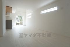 大きな掃き出し窓のあるリビングは、陽光あふれる明るい空間です。ゆったりと寛げる憩いの場となりそうです。