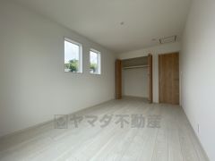 暖かい日差しが差し込む洋室。たっぷり収納できるクローゼット付きでお部屋の中をすっきりと快適に保てます。