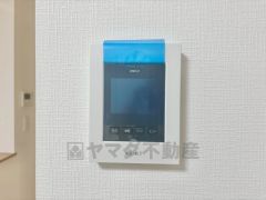 防犯性もばっちり、TVモニター付きインターホン完備。大きなモニターで玄関先を確認できます。録画機能が付いているので不在時の訪問者も確認できて安心です＾＾
