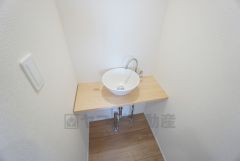 2階のトイレ横には手洗いスペースを完備＾＾2階のお掃除のときや加湿器を使う時、観葉植物に水をあげる時など動線が短くなり便利ですね＾＾小さなお子様の歯磨きなどにも＾＾ 