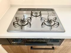 3種類の料理が同時に調理できる、3口ガスコンロ。忙しい夕食の支度時間が短縮できて効率よくお料理が楽しめます。