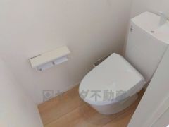 温水洗浄機付トイレです。節水機能もあるので、安心して使えますね。もちろん、1階2階の2ヶ所にトイレがあるので、忙しい朝にもゆとりができますね。