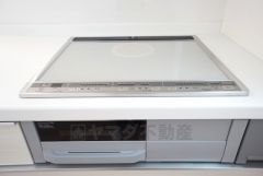 お手入れのしやすいIHクッキングヒーターです。3口コンロなので、効率よくお料理が楽しめます。毎日のお料理も楽しくなりますね＾＾