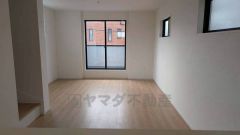 バルコニーに面した明るいお部屋です。居室としてももちろん、収納や書斎、お子様のプレイスペースにも＾＾使い勝手が良さそうです。