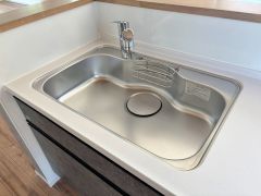 大きなお鍋も楽々洗える幅の広いシンクです＾＾ステンレスシンクなので簡単にお掃除できますよ。洗剤やスポンジもすっきりできる収納付き。