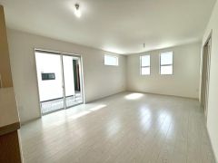 大きな掃き出し窓のあるリビングは、陽光あふれる明るい空間です。ゆったりと寛げる憩いの場となりそうです。