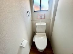 ウォシュレット付きトイレです。1階2階の2ヶ所にトイレがあるので、忙しい朝にもゆとりができますね＾＾