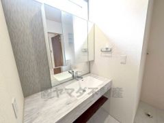 洗面台、洗濯機置き場、バスルームが連なっている、生活導線の考えられた作りになっています。