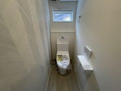 温水洗浄機付トイレです。節水機能もあるので、安心して使えますね。もちろん、1階2階の2ヶ所にトイレがあるので、忙しい朝にもゆとりができますね。