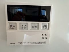 キッチン横からお湯張り、追い炊き、足し湯がボタン一つで楽々操作できる給湯機リモコンです＾＾忙しい夕飯の準備の時間帯に重宝しますね。