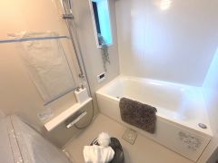 1日の疲れを癒すくつろぎのバスルーム。足を伸ばしてもゆったりと入れるサイズです。お子様と一緒にお風呂に入っても狭くないですね