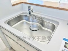 大きなお鍋も楽々洗える幅の広いシンクです＾＾ステンレスシンクなので簡単にお掃除できますよ。洗剤やスポンジもすっきりできる収納付き。