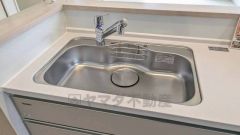 大きなお鍋も楽々洗える幅の広いシンクです＾＾ステンレスシンクなので簡単にお掃除できますよ。洗剤やスポンジもすっきりできる収納付き。