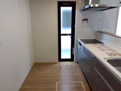 勝手口付きキッチン。においがこもりやすいキッチンの換気にも役立ちます。ごみの仮置きにもなり、便利です＾＾