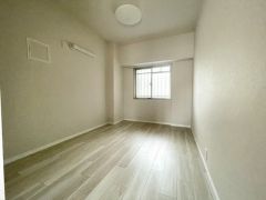窓から自然光が差し込む明るい洋室