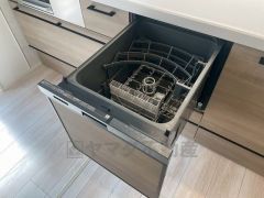 食事の後の手間を解消する食器洗い乾燥機付。冬場の洗い物で手荒れの悩みもなくなります。手洗いよりも節約できて便利。