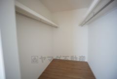 ウォークインクローゼット付き＾＾ハンガーパイプ下にボックスを置いて、枕棚を活用して、たっぷりと収納できそうです＾＾