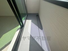 陽当たりの良いバルコニーです。お洗濯やお布団干しはもちろん、日光浴スペースにも。足元は防水工事施工済です。