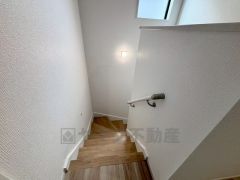 日中でも暗くなりがちな階段には、小窓を配置し採光も考えられたつくり＾＾手摺付きなので安全に上り下りできますね＾＾