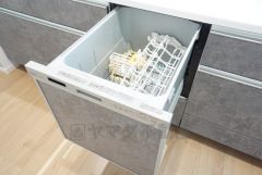 炊事時間を大幅に短縮できる食器洗浄乾燥機付き＾＾食器を洗う手間が減るので家族とのコミュニケーションの時間や自分の時間が増えますね。
