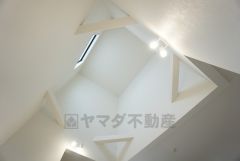 ダイニング上部は採光や風通しを考えた吹抜け構造となっています。明るい食卓を囲みながら、ご家族団らんの時間をお過ごしいただけます＾＾