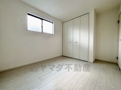 大きめのクローゼットがついた使いやすい洋室です。