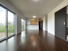 大きな窓のあるリビングは陽光あふれる明るい空間です。居心地良く、ご家族皆がゆったり寛げる憩いの空間となりそうです。